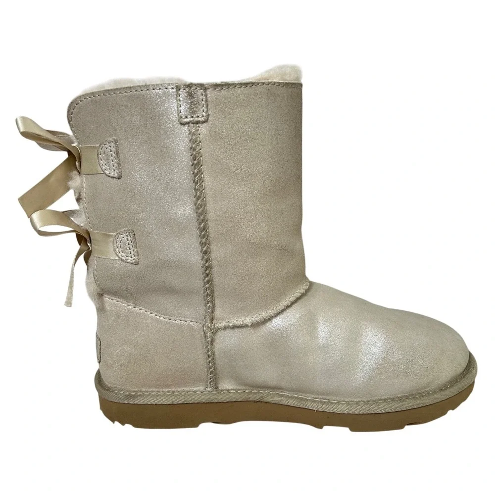 UGG Australia Bailey Bow Shimmer Gold Champagne Boots Size‎ 6